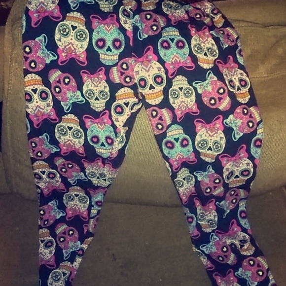 A bunch of clothes - Picture 5 of 8